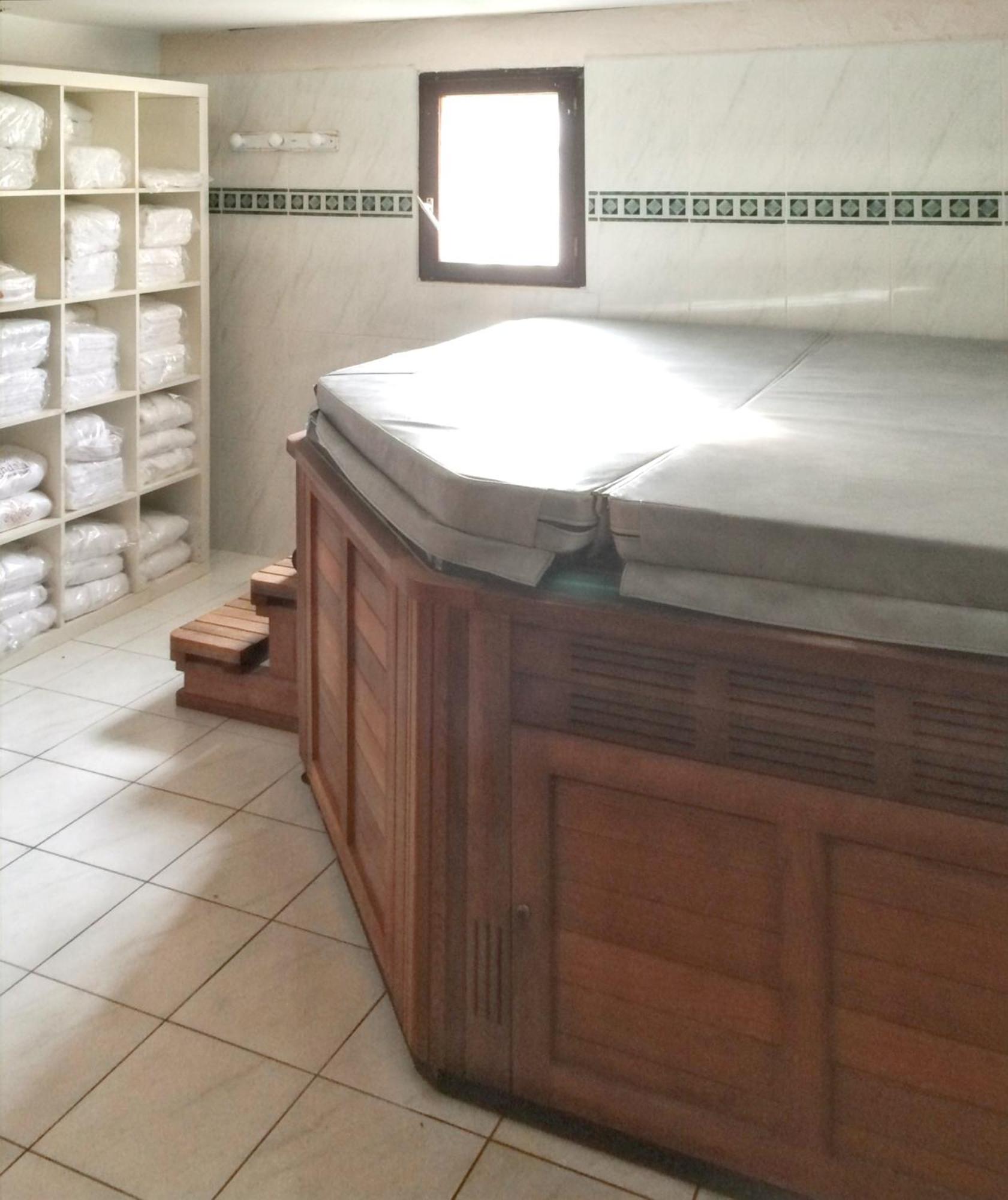 Villa Spacieuse Avec Piscine A Saint Maximin エクステリア 写真