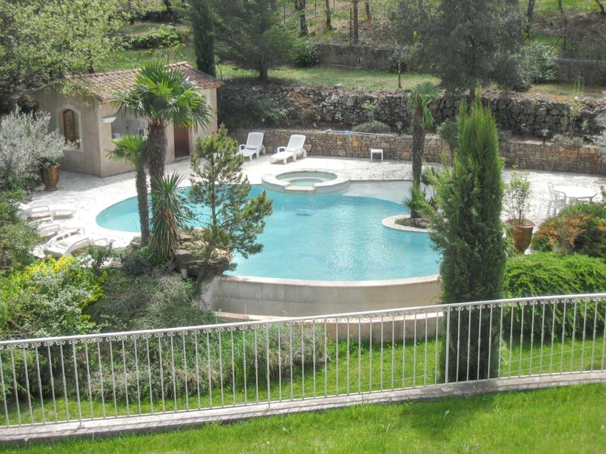 Villa Spacieuse Avec Piscine A Saint Maximin エクステリア 写真