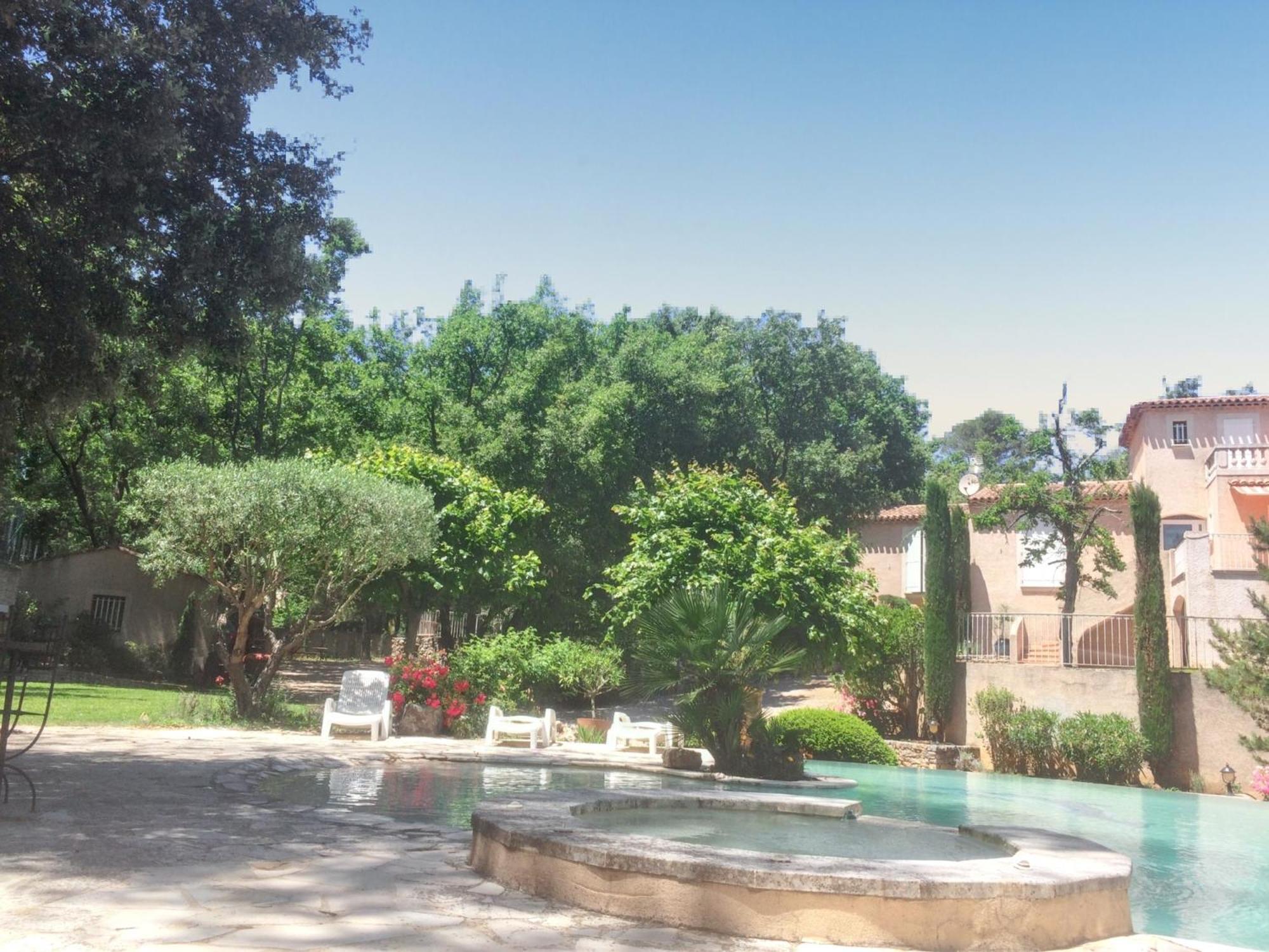 Villa Spacieuse Avec Piscine A Saint Maximin エクステリア 写真