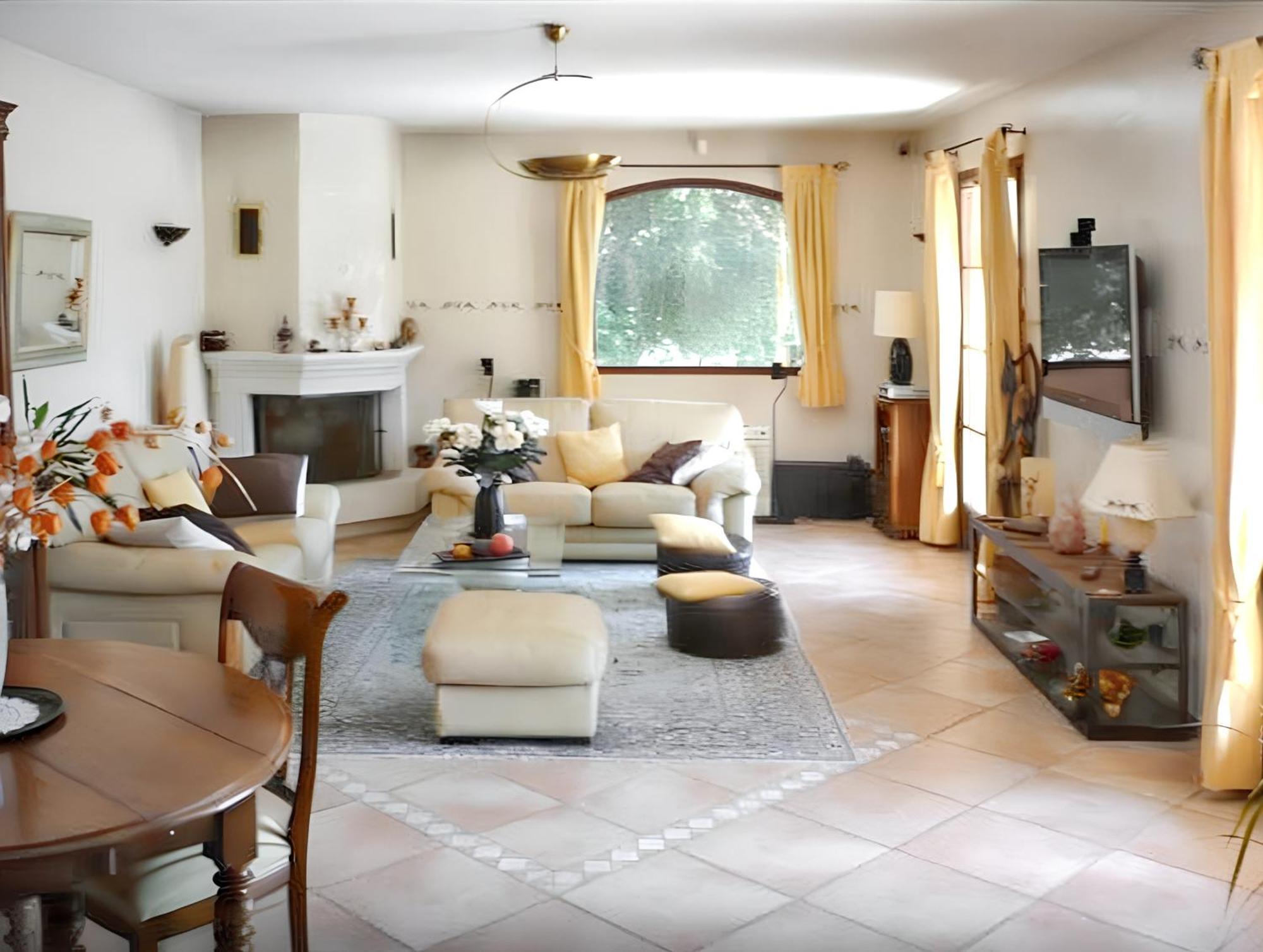 Villa Spacieuse Avec Piscine A Saint Maximin エクステリア 写真