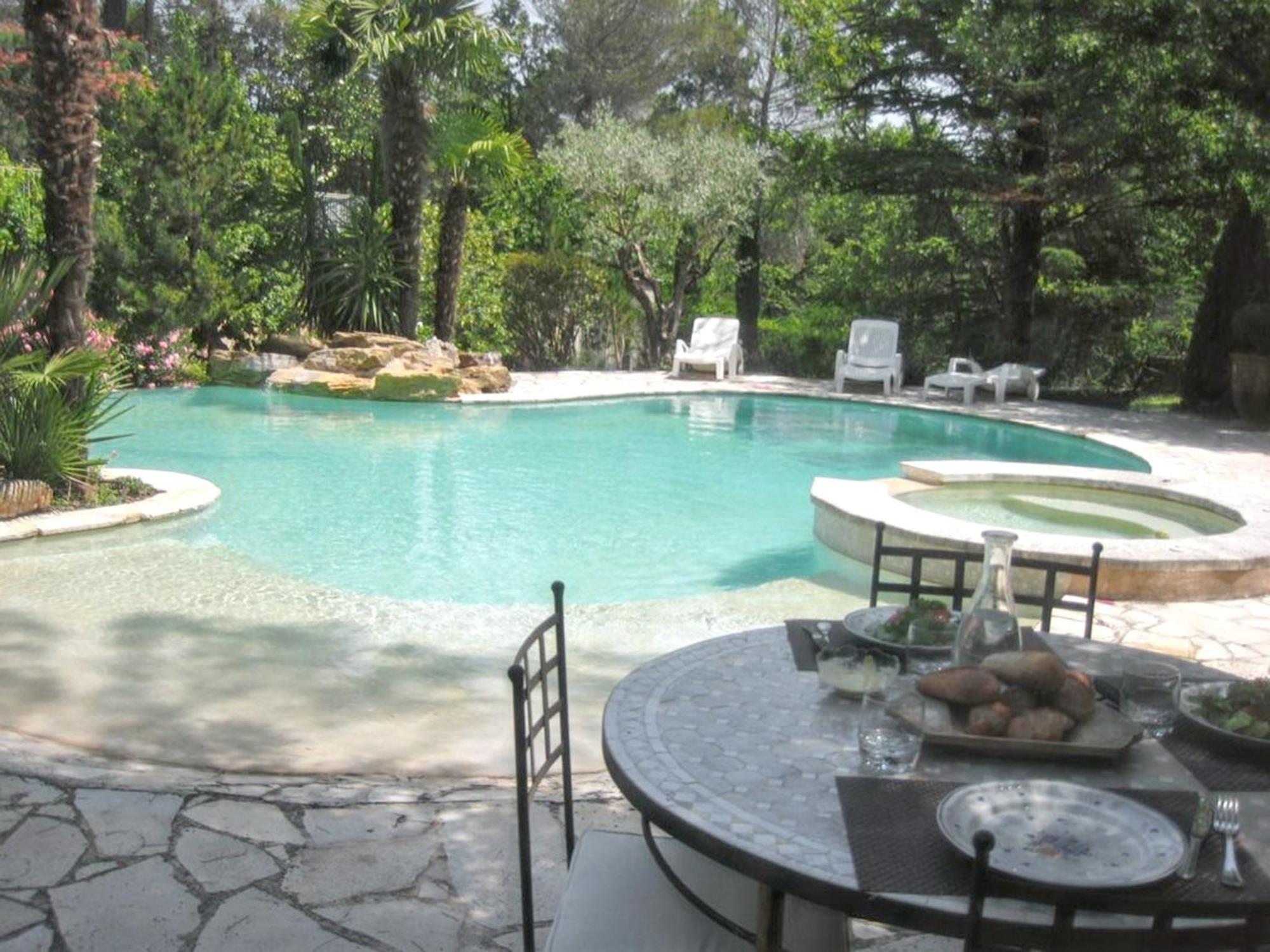 Villa Spacieuse Avec Piscine A Saint Maximin エクステリア 写真