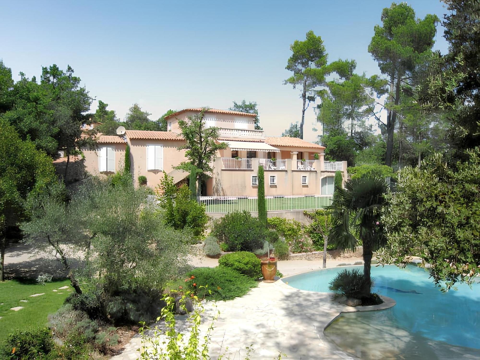 Villa Spacieuse Avec Piscine A Saint Maximin エクステリア 写真